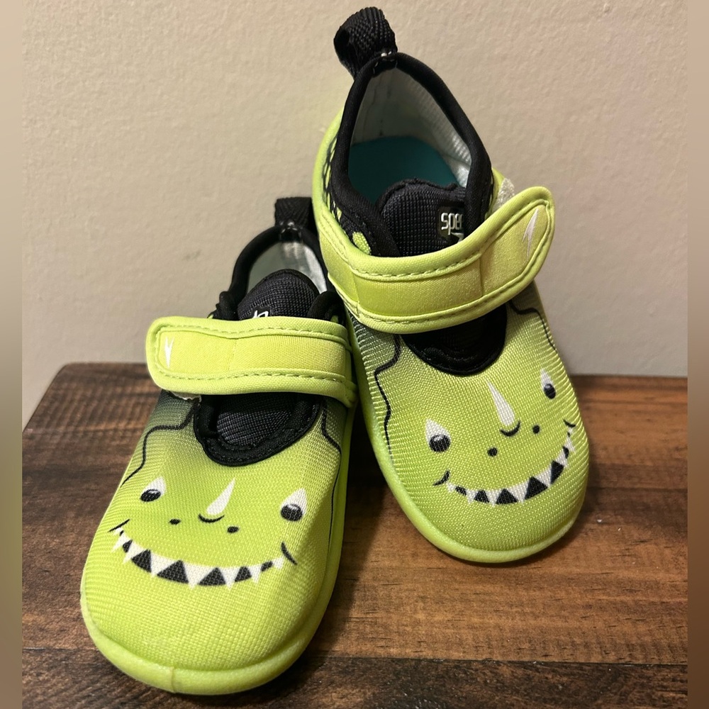 EUC Speedo Baby Sz Small 5-6 Green Dinosaur Water Shoes